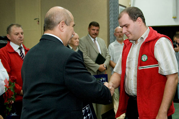 Prezydent Miasta Jacek Krywult wręcza wyróżnienie Tomkowi Węgrzynowi