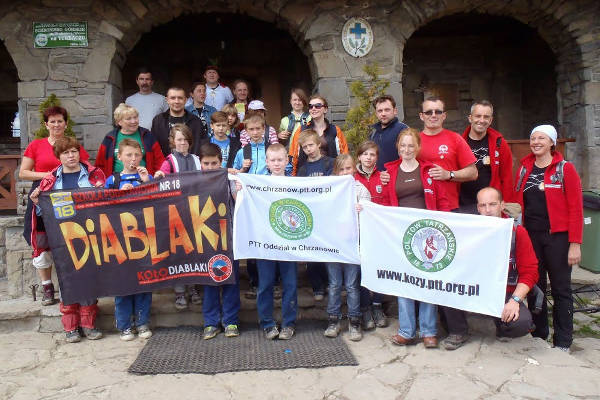 część uczestników akcji "Sprzątamy Beskidy z PTT 2014" przed schroniskiem PTTK na Turbaczu