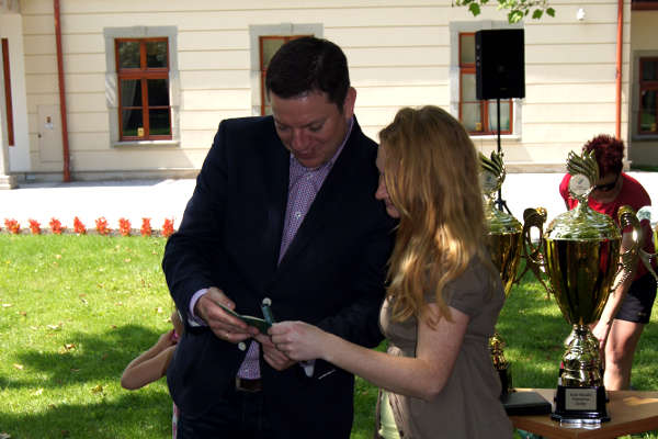 Angelika Węgrzyn odbiera w imieniu męża odznakę honorową "Za zasługi dla ochrony środowiska i gospodarki wodnej"