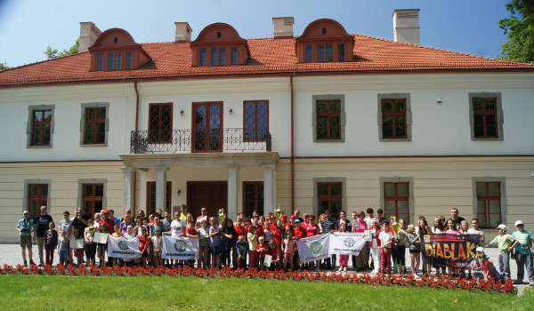 uczestnicy akcji "Sprzątamy Beskidy z PTT 2014" przed Pałacem Czeczów w Kozach