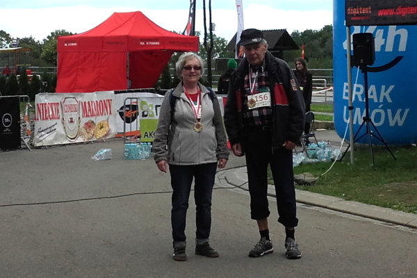 z pamiątkowymi medalami na mecie