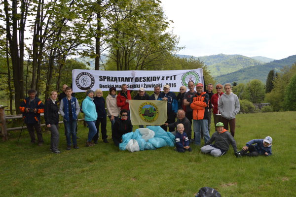 biorący udział w akcji „Sprzątamy Beskidy z PTT 2016” członkowie Koła PTTK „Beskidek” z Porąbki