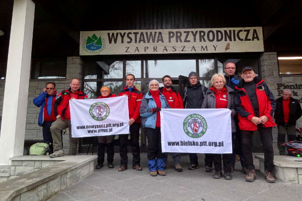 pamiątkowe zdjęcie pod siedzibą PPN