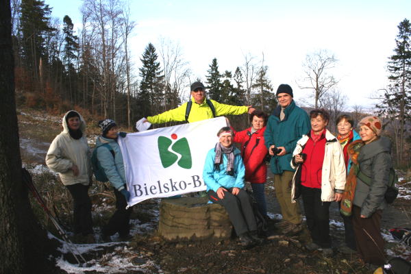 grupka seniorów na szlaku